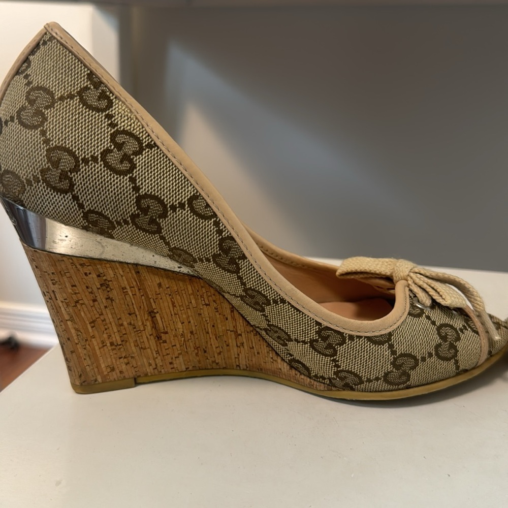 - Authentic Gucci heels shoe - Picture 5 of 7